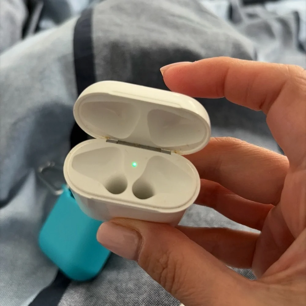 Preowned Apple White Wireless 2nd Generation Earbuds with Case